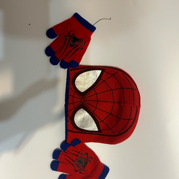 Spider Man hat and gloves - Picture 2 of 4
